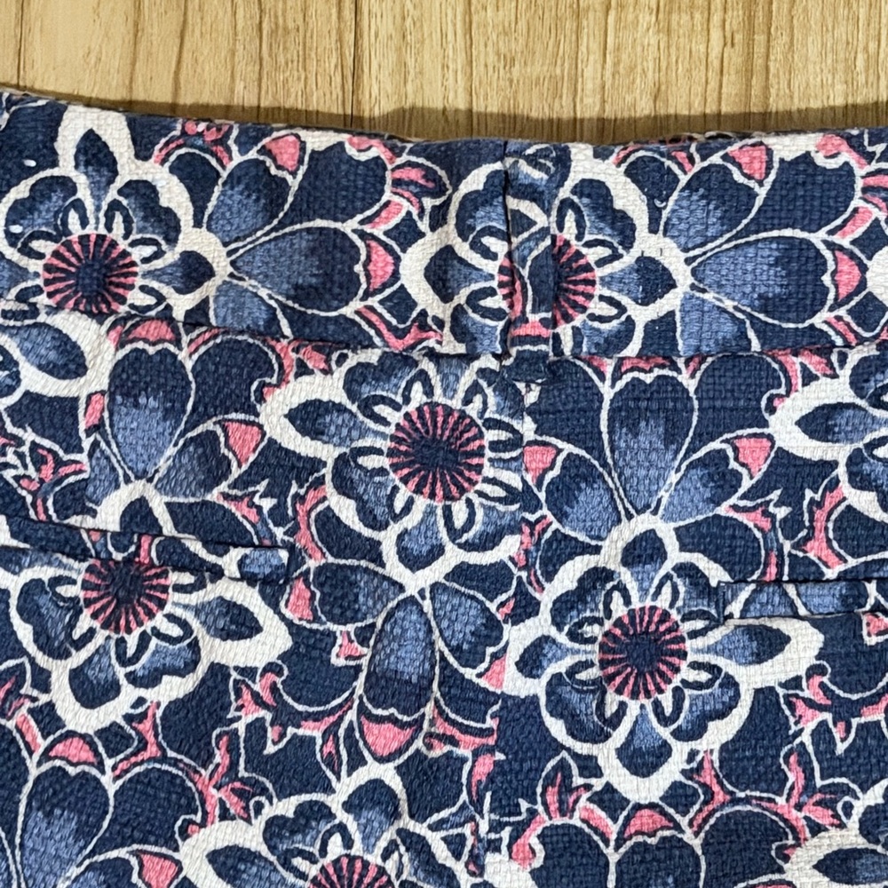 LOFT Blue and Pink Floral Women’s Shorts - Picture 6 of 8